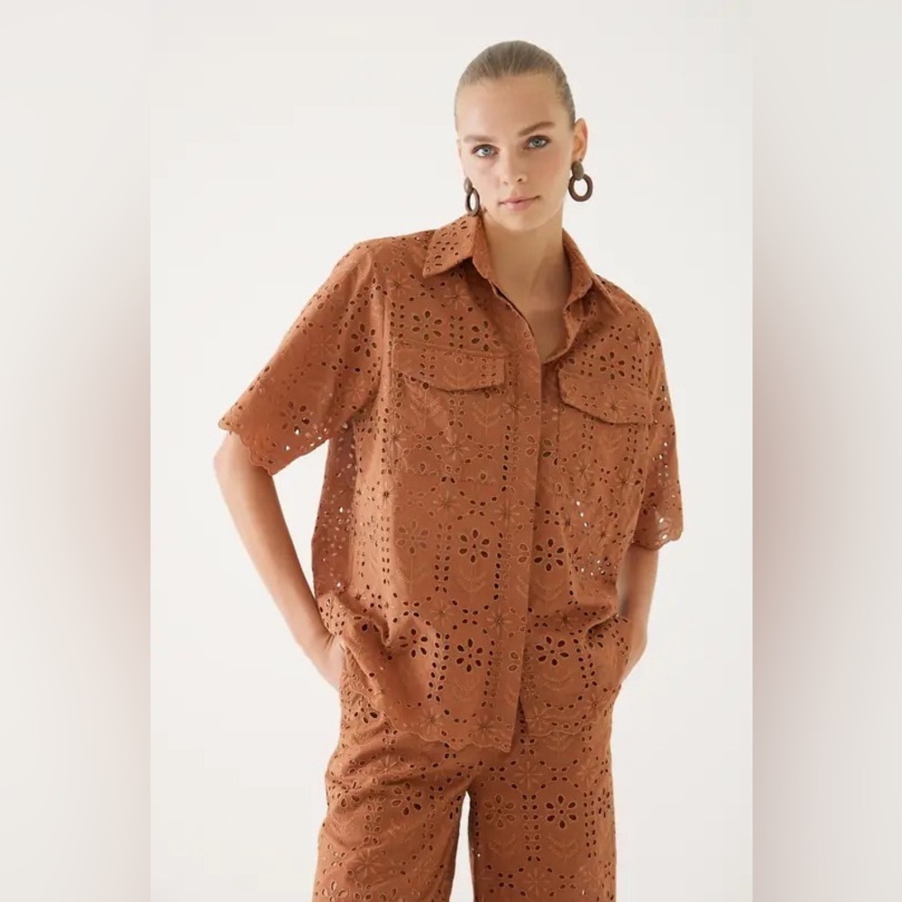 NWT EXQUISE CHLOE TOP